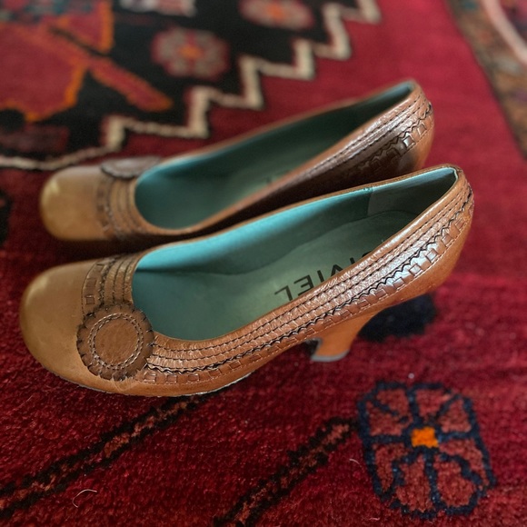 New, NEVER WORN Biviel Tan Wedges - Picture 3 of 4